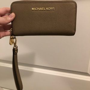 Michael kors wristlet